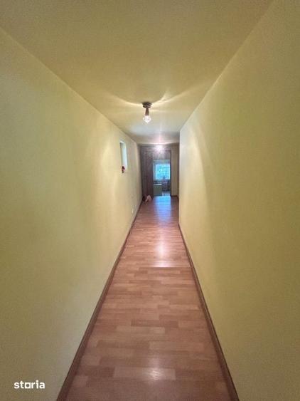 Vanzare- Casa spatioasa cu doua etaje, doua garaje si un foisor. - 4