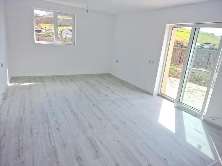 Casă cu Teren 10000 Mp în Căianu