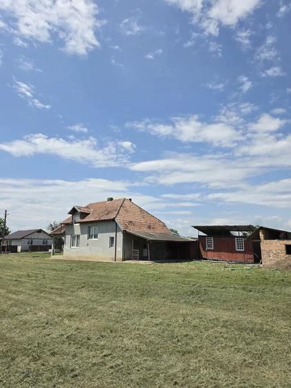 Casă cu 4 camere cu Teren 1500 Mp în Jidvei