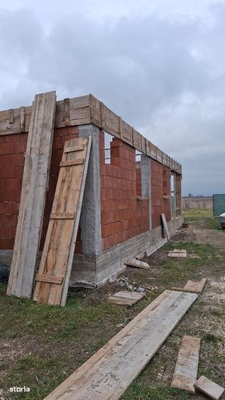Casă cu 3 camere cu Teren 500 Mp în Stupini
