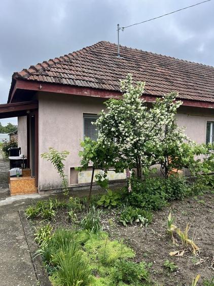 Casă cu 2 camere decomandat în Găești