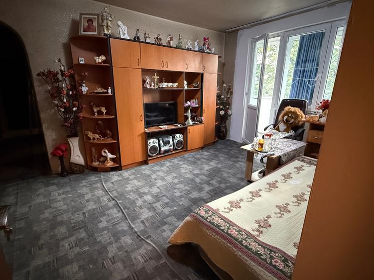 Apartament cu 3 camere semidecomandat în Titan
