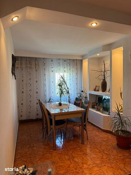Apartament cu 4 camere decomandat în Calea București