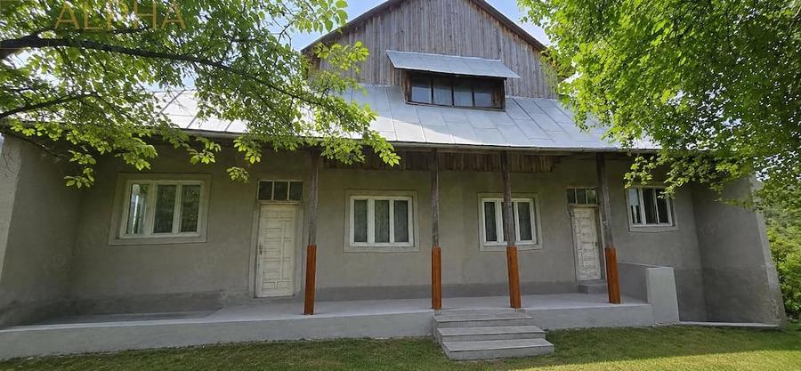 Casă cu 5 camere cu Teren 2320 Mp în Herina