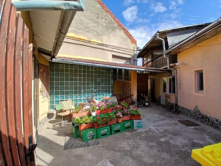 Casă individuală cu 5 camere cu Canalizare în Est