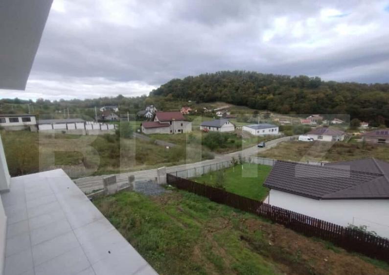 Casa 111 mp,pe 2 nivele cu 4 camere,570 mp teren,zona Valea - 1