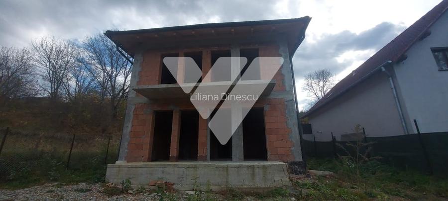 Casa la rosu cu fundatie si structura solida pe 2 niveluri in Cisnadie,