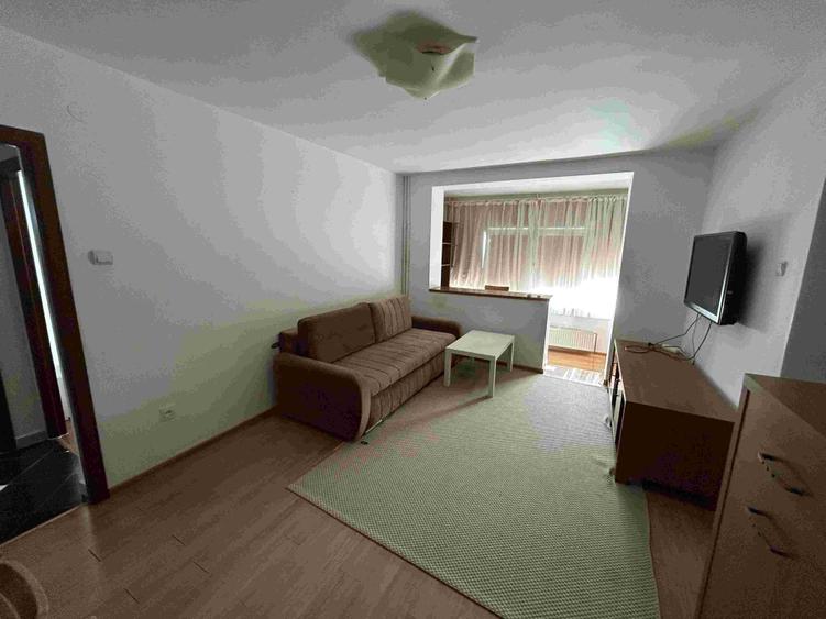 Apartament cu 3 camere semidecomandat în Exterior Vest