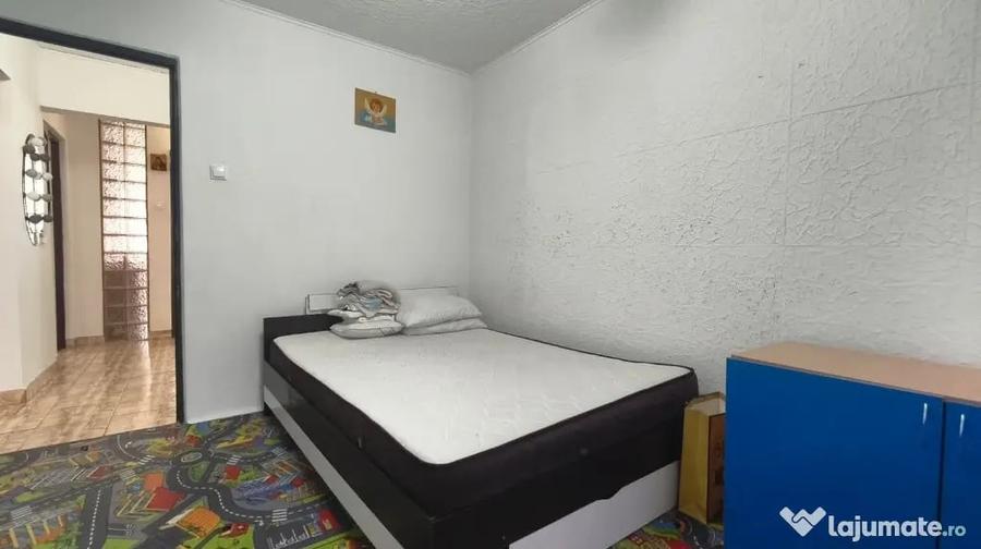 Apartament cu 3 camere decomandat în Piața Centrală