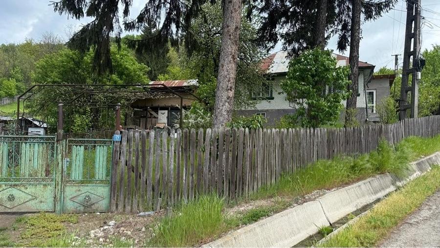 Casă cu 2 camere cu Teren 2400 Mp în Iedera