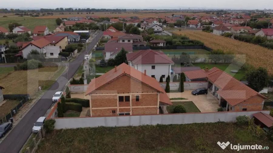 Casă cu 6 camere cu Teren 800 Mp în Vetiș