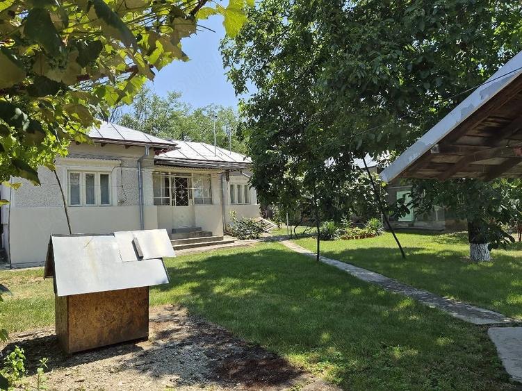 Casă cu 3 camere cu Teren 1300 Mp în Cocorăștii Colț