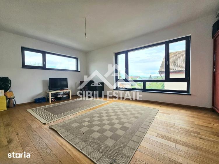 Casă cu 9 camere cu Teren 420 Mp în Șelimbăr