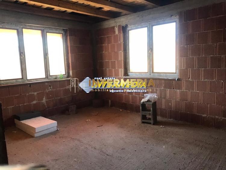Casă individuală cu 5 camere cu Canalizare în Sud