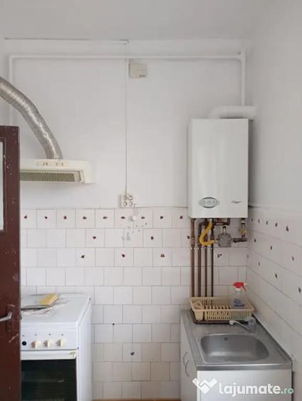 Apartament cu 2 camere decomandat în Tractorul