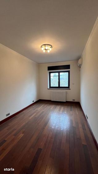 Casă cu 7 camere cu Teren 652 Mp în Sud