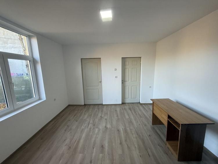 2 corpuri de Casă renovate + teren 125 mp Campina - 9