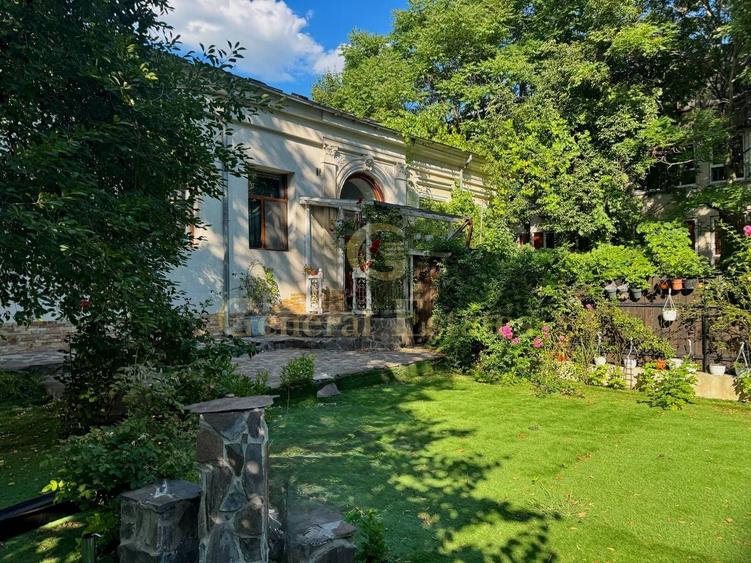 Spre Vânzare Proprietate remarcabilă cu 6 camere în inima Iașului ! - 5