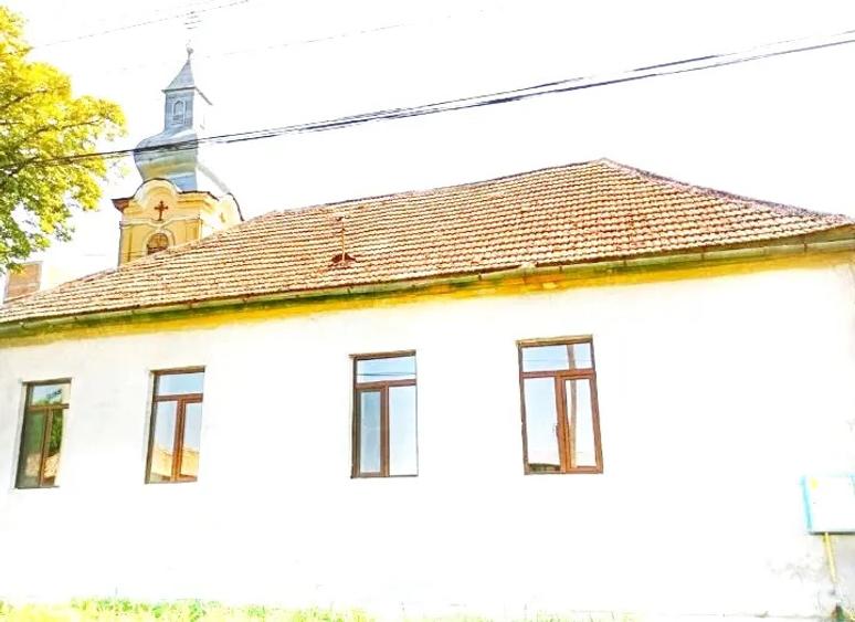 Casa de vanzare cu 4 camere si baie, la 4 km de vama Varsand, jud.Arad - 1