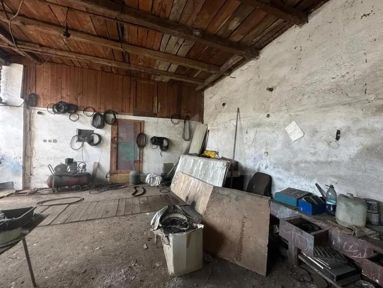 Casa de vanzare pe un teren 2500 mp, strada inchisa, utilitati, atelier + garaje - 4