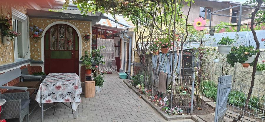 Casă cu 4 camere în 1 Decembrie