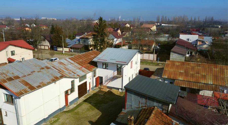 Vila 290mp + 4 spatii comerciale/depozitare, teren 1401 mp, acces DN1 - 3