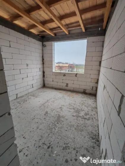 Casă cu 4 camere cu Teren 450 Mp în Malu Mare