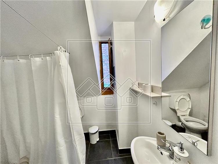 Duplex cu 6 camere cu Canalizare în Central