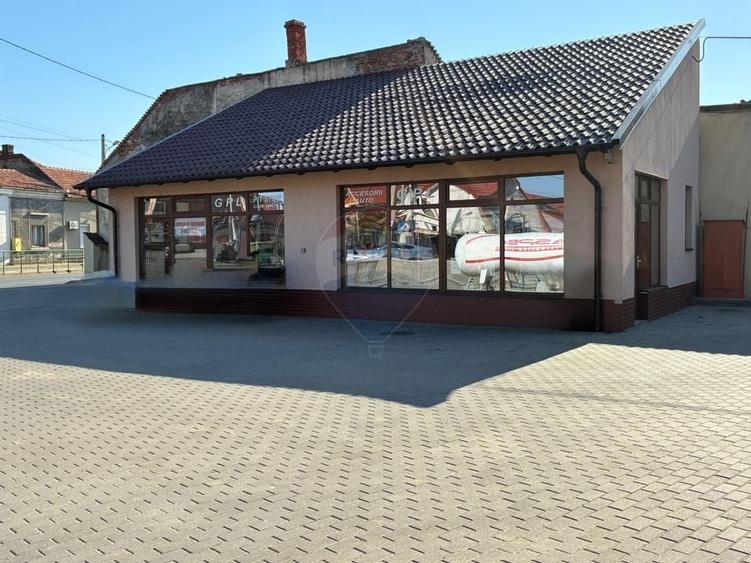 De inchiriat spatiu comercial  + posibilitate preluare statie GAZ - 2