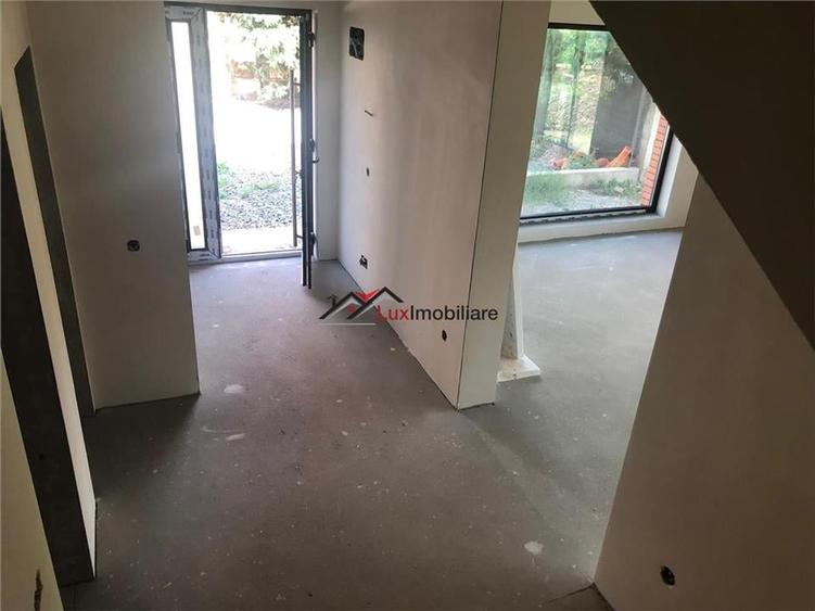 Duplex 4 camere, 120 mp utili,teren liber intre 50 si 150 mp. Zona foarte buna d - 9