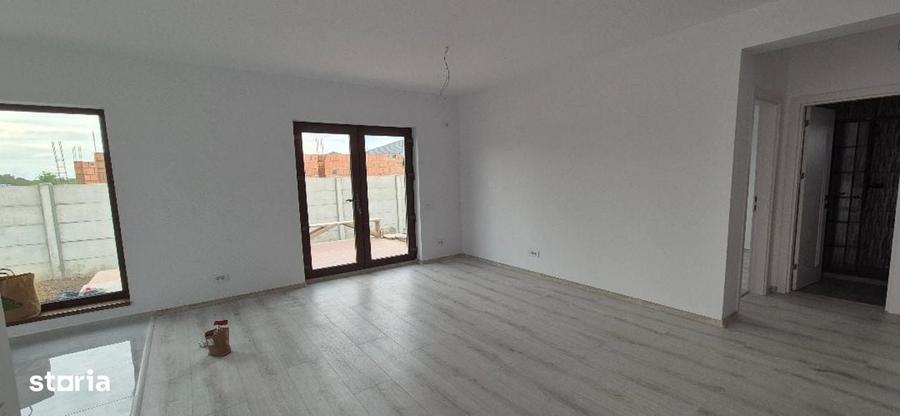 Casă cu 4 camere cu Teren 350 Mp în Domnești