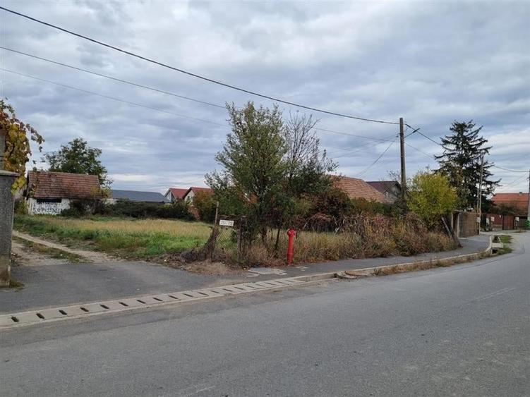 RECO Teren 900 mp , front stradal 60 ml cu toate utilitatile- central Osorhei - 1