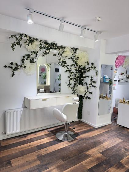 Inchiriere posturi salon - 6