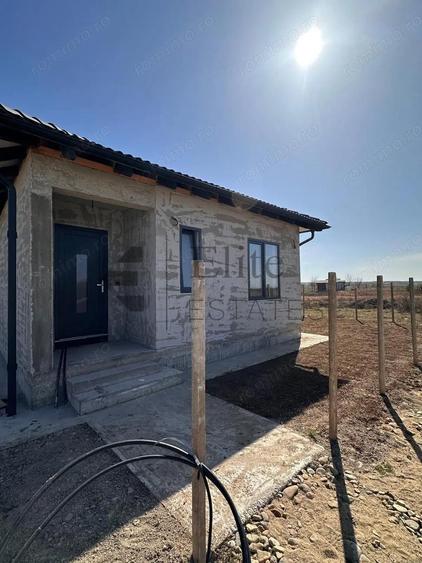 Casa cu 3 camere de vanzare in Cihei zona lini?tita - 1