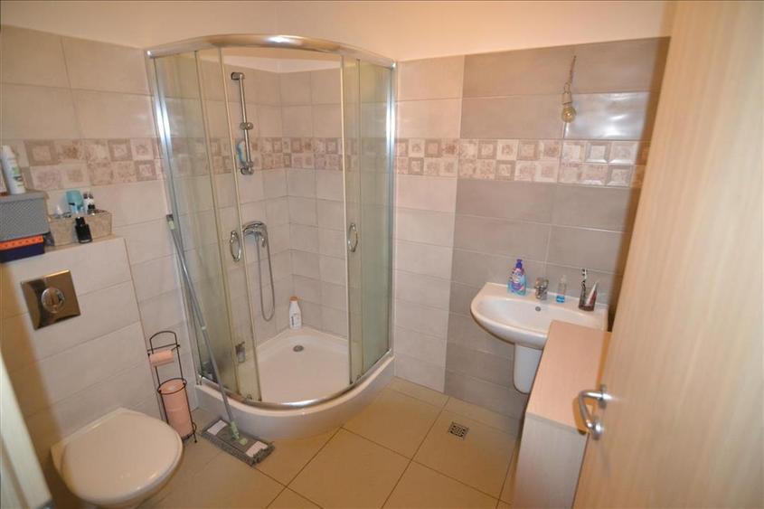 Apartament cu 3 camere decomandat în Tractorul
