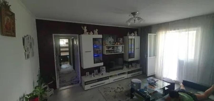 Apartament cu 3 camere, etajul 1/4, zona Dacia - 1