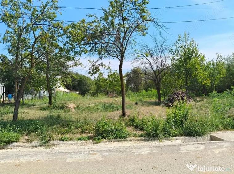 Teren de 2440 mp, în Podenii Vechi