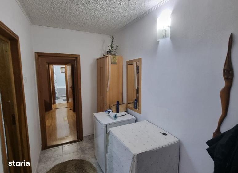 Apartament cu 4 camere decomandat în Nicolina