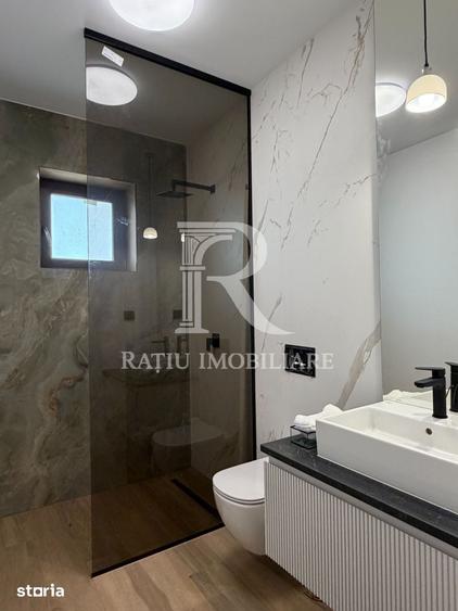 Casă cu 8 camere cu Teren 1100 Mp în Sânmartin