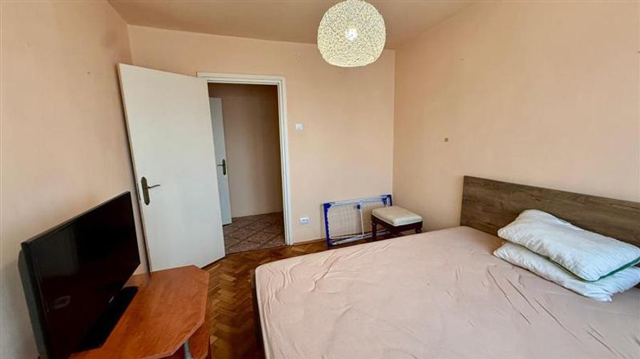 Apartament cu 3 camere decomandat în Podu Roș