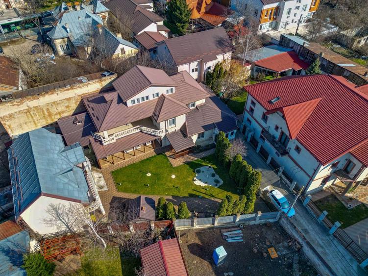 Casă individuală cu 8 camere cu Canalizare în Central