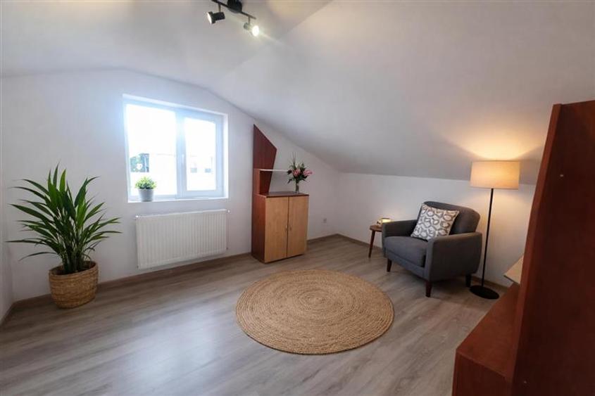 Casă individuală cu 5 camere cu Teren 300 Mp în Exterior Est