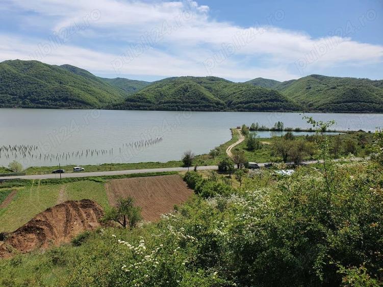 Teren de 3200 mp, în Berzasca
