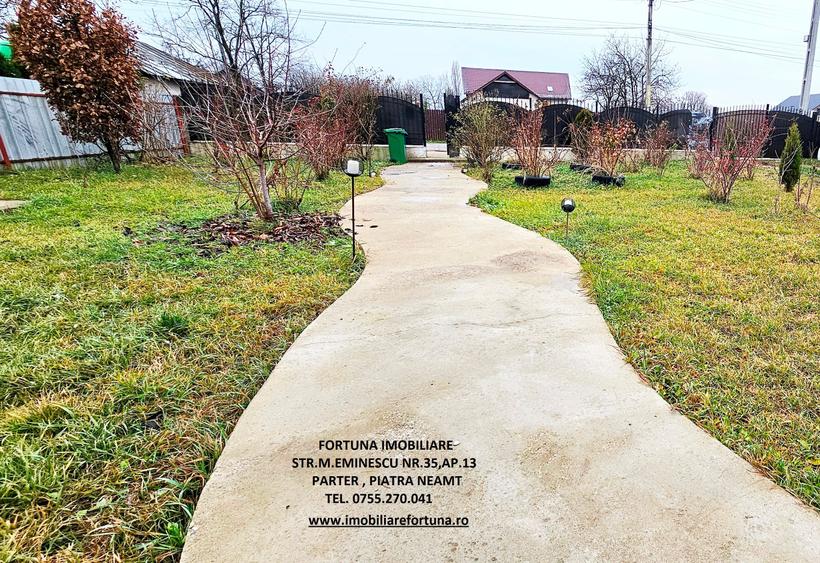 Casă cu 5 camere cu Teren 3600 Mp în Est