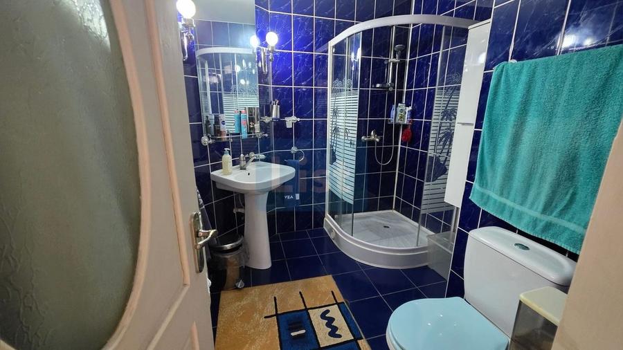 Casă cu 8 camere cu Canalizare în Central