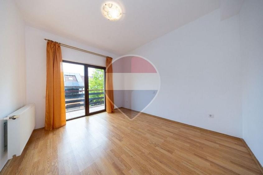Apartament cu 3 camere semidecomandat în Sânpetru