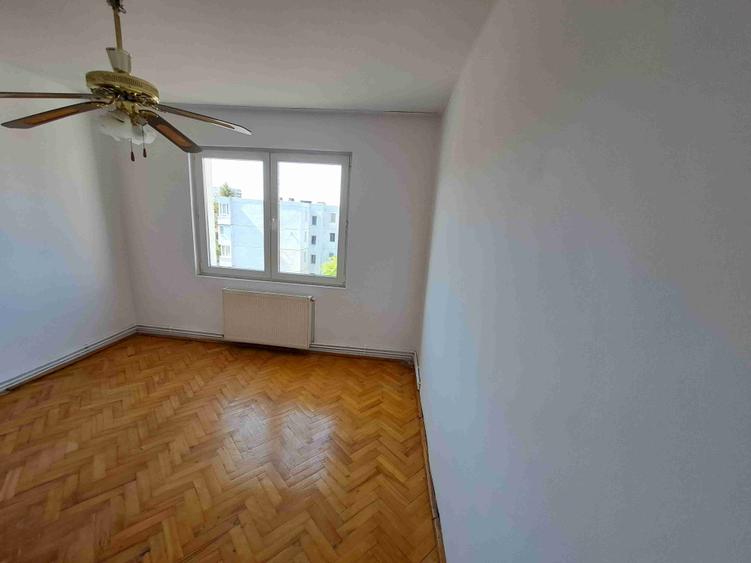 Apartament cu 3 camere decomandat în Mureșeni