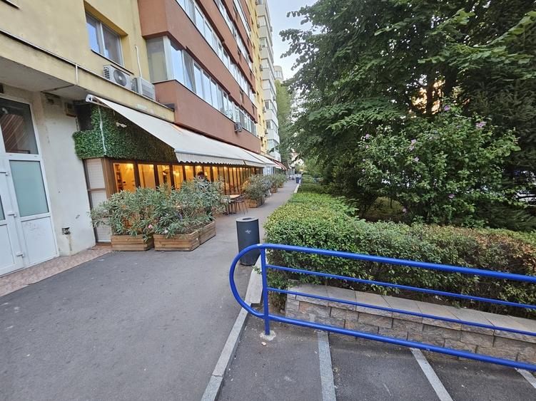 Apartament cu 3 camere semidecomandat în Văcăresti