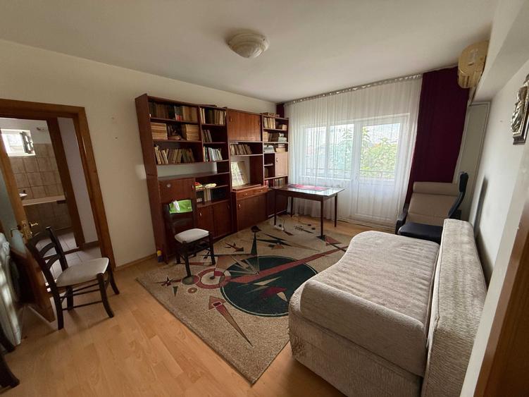 Apartament cu 3 camere semidecomandat în Central