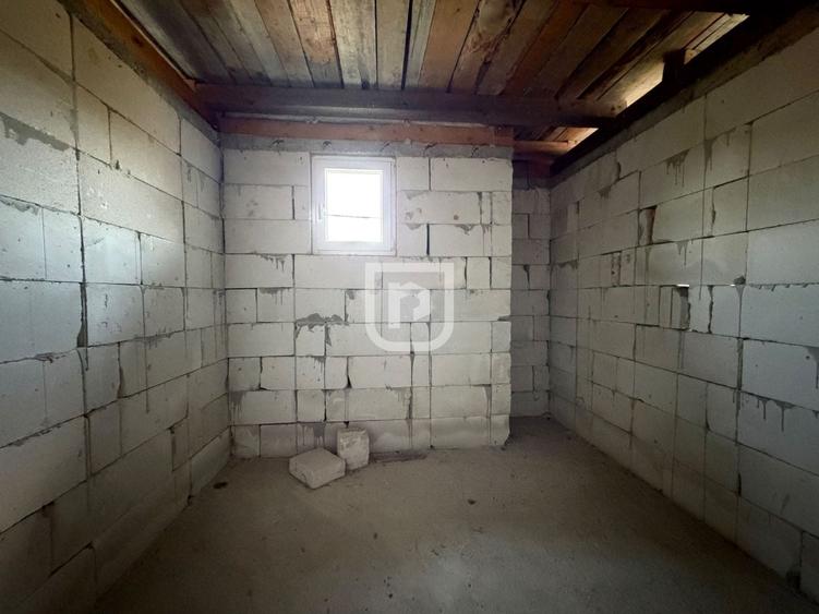 Casă individuală cu 8 camere cu Canalizare în Periferie